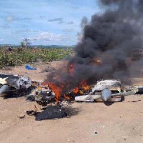 Avião cai e pega fogo em estrada de MT; polícia não acha ocupantes