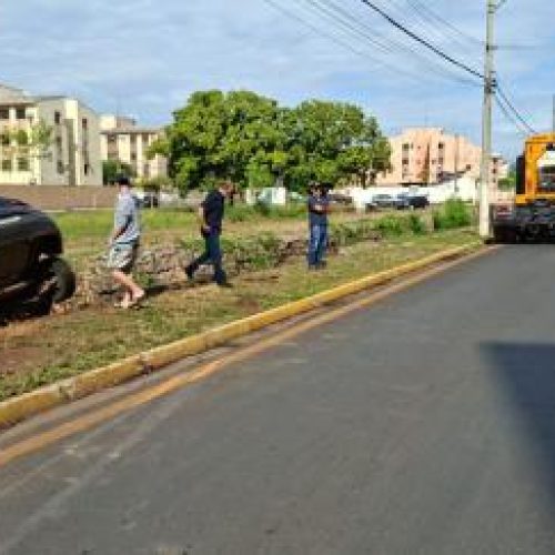 Várzea Grande-MT: Condutor sai ileso após perder controle de carro e cair em córrego