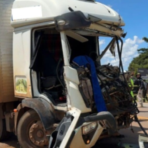 UM EM ESTADO CRAVE: Dois homens ficam presos nas ferragens em acidente na BR-163