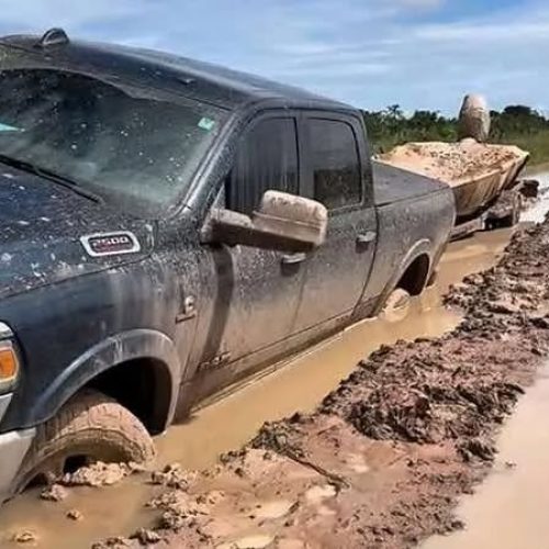 Atoleiro em MT: Caminhonete fica presa em lamaçal após chuvas intensas em estrada rural