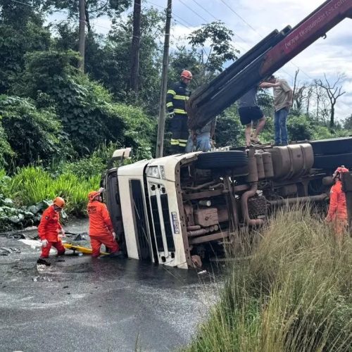 Resgate de vítima presa em caminhão mobiliza bombeiros em MT