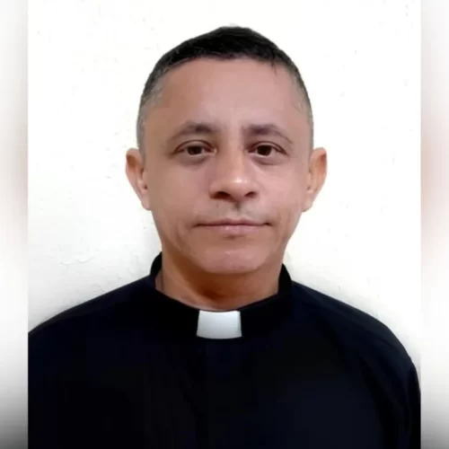 Padre é denunciado por transfobia após falar em missa que: “homem é homem e mulher é mulher”