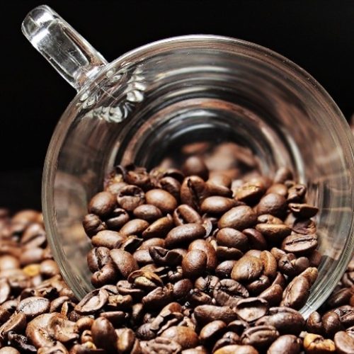 Mercado de café recua com oferta e tarifas, aponta análise