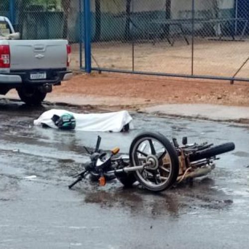 Motociclista de 40 anos morre ao bater contra caminhonete