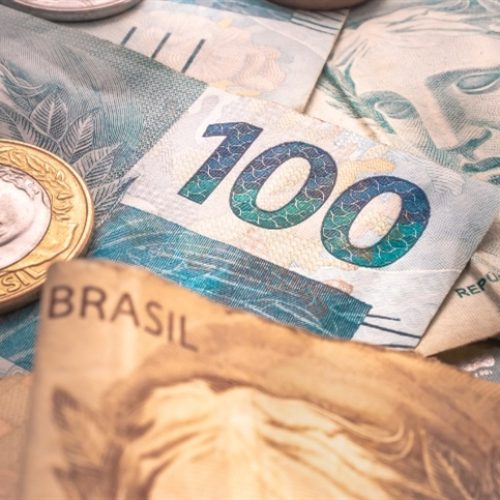 Tensão global mexe com bolso e dólar dispara alerta