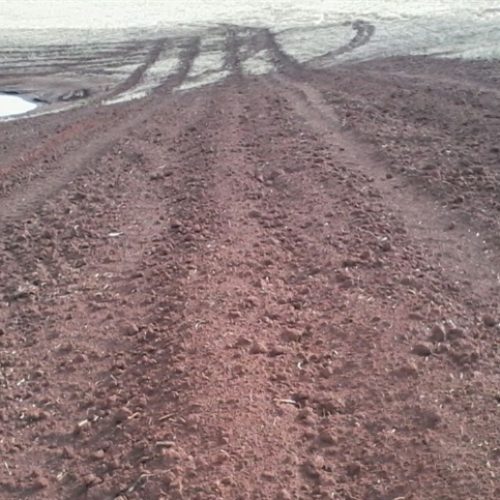 Carreta carregada com adubo tomba na BR-364 em Campo Verde e motorista morre no local