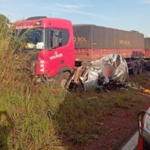 Acidente entre carreta e Onix deixa um morto na Estrada da Guia
