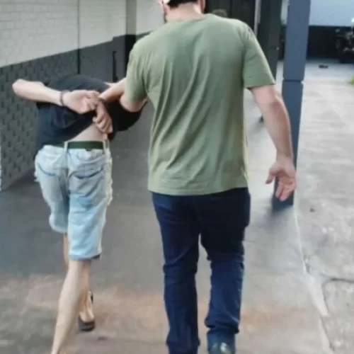 VIOLENCIA DOMESTICA: Mãe e padrasto são presos por chutar e morder bebê de 1 ano e 8 meses por ele “não parar de chorar”