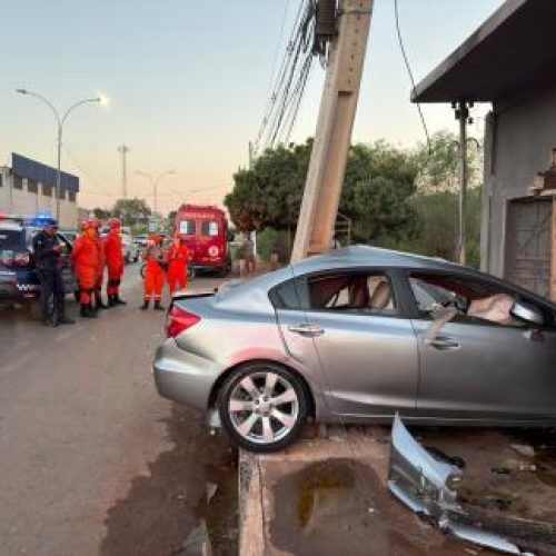 BATIDA CONTRA POSTE: Motorista é arremessado de carro e morre em acidente