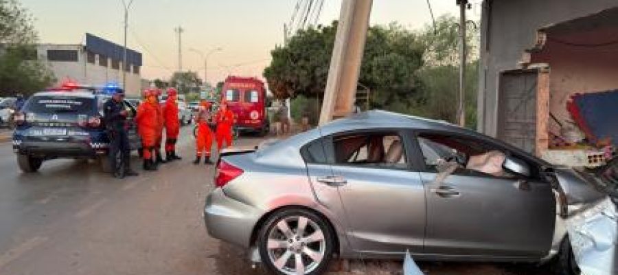 BATIDA CONTRA POSTE: Motorista é arremessado de carro e morre em acidente