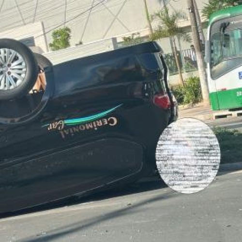 CUIABÁ-MT: Carro funerário capota e corpo fica exposto na Fernando Corrêa