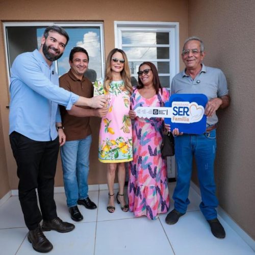 SONHO REALIZADO: Primeira-dama de MT entrega primeira casa sorteada no Casamento Abençoado