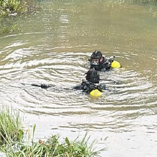 Corpo de Bombeiros retira carro que caiu em lago em Lucas do Rio Verde