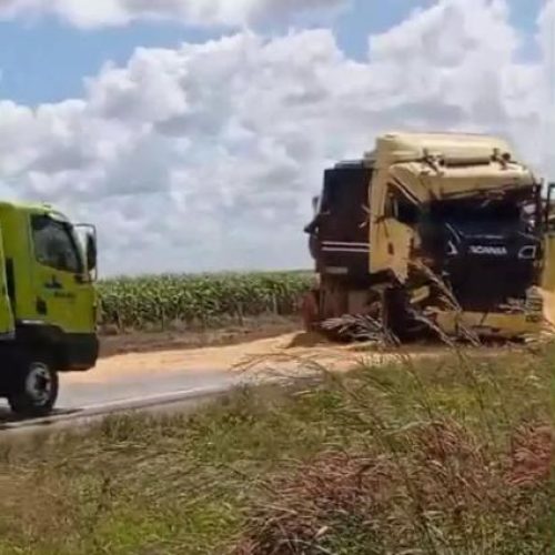 Motorista fica ferido em acidente entre dois caminhões na BR-163