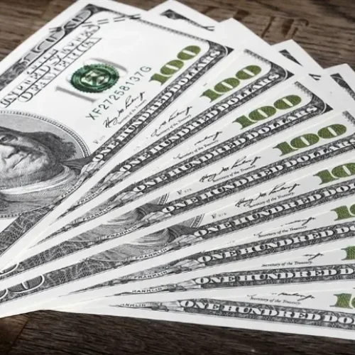 Dólar fecha em queda e acumula desvalorização no ano