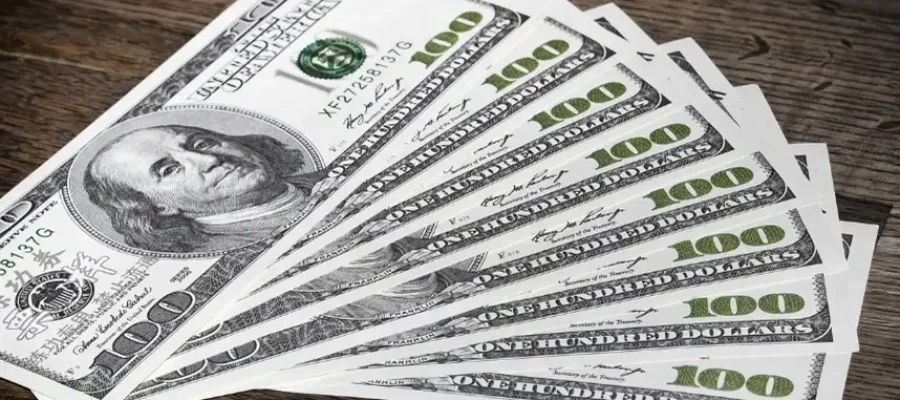 Dólar fecha em queda e acumula desvalorização no ano