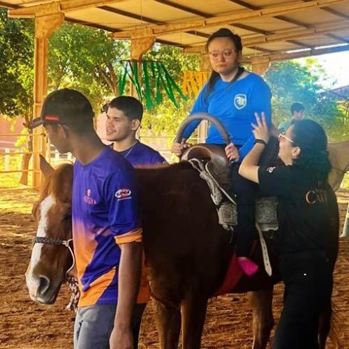 "A equoterapia da Seduc proporcionou mais autonomia e bem-estar para minha filha", afirma professora