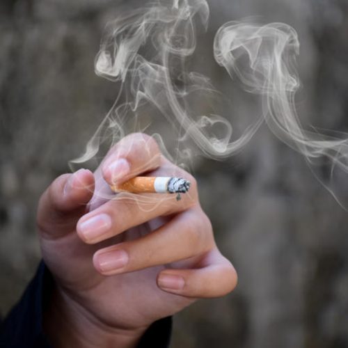 CUIDADO COM A SAÚDE: Estudo aponta que um cigarro tira 20 minutos de vida dos fumantes