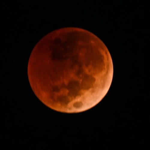 Lua de Sangue vai iluminar o céu nesta quinta-feira