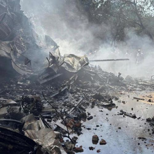ACIDENTE NA INDIA: Aeronave partiu de Ahmedabad com destino a Londres. Queda ocorreu durante a decolagem.