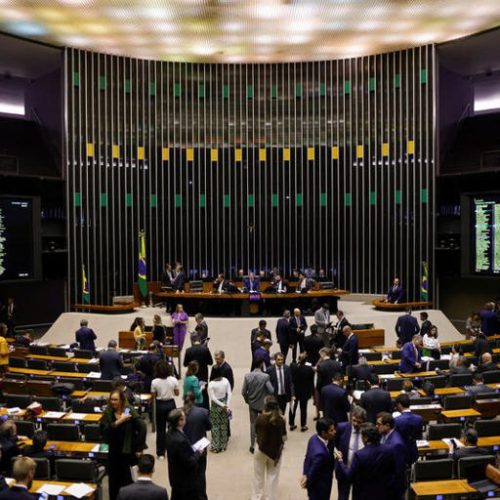 Câmara aprova projeto que garante isenção de IR em 2025 para quem ganha até R$3.036