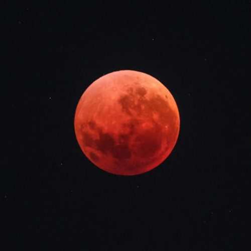 ‘Lua de sangue’ emerge durante eclipse lunar total