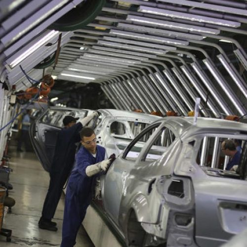 Produção industrial no Brasil sobe 0,1% em outubro, diz IBGE