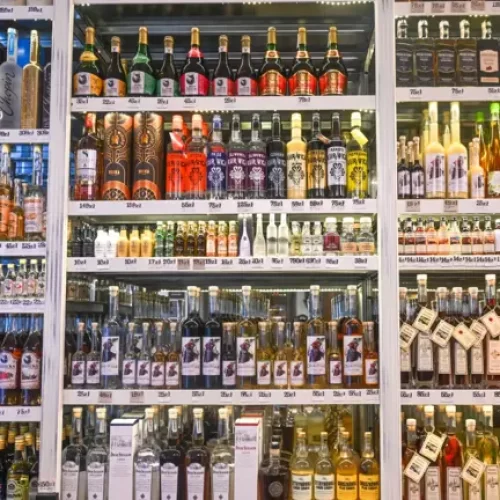 Policiais descobrem laboratório de falsificação de bebidas no DF