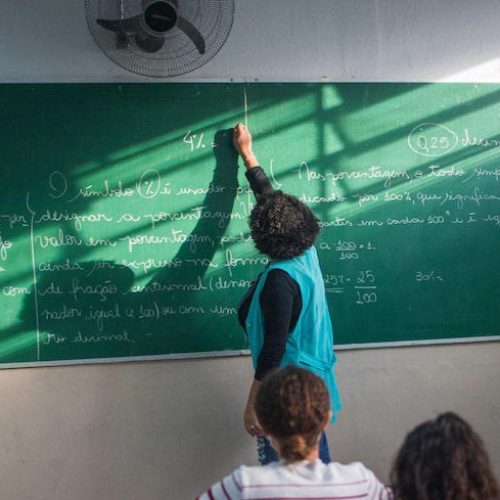 EDUCAÇÃO: Brasil possui cerca de um professor jovem para cada três docentes com 60 anos ou mais