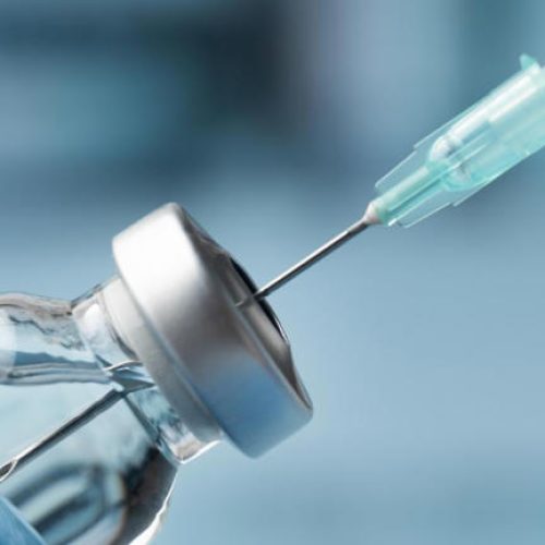 Anvisa amplia faixa etária de vacina contra vírus da bronquiolite; entenda