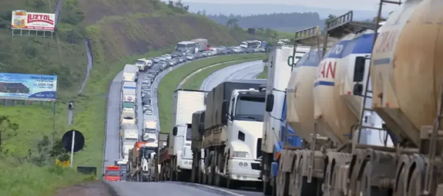 Governo dá prazo final para adoção de subsídio ao diesel pelos estados em resposta à crise no Oriente Médio