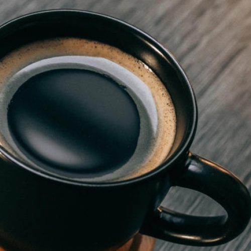 Muita gente gosta de café após o almoço, mas não sabe que ele pode gerar esses efeitos no organismo e que deveria ser evitado nesse momento