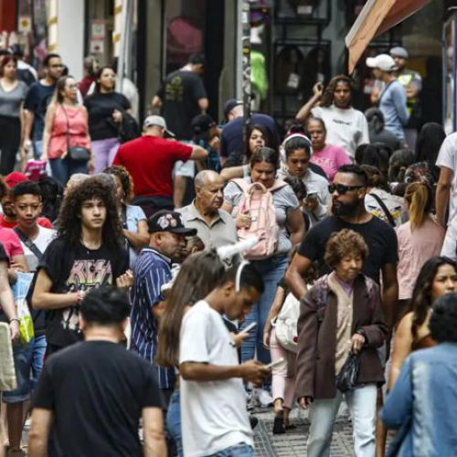 População no Brasil cresce em ritmo menor e está envelhecendo, afirma IBGE