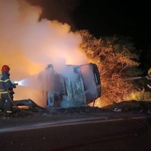 AGORA! : Carreta tomba e pega fogo em rodovia de Mato Grosso; um morto