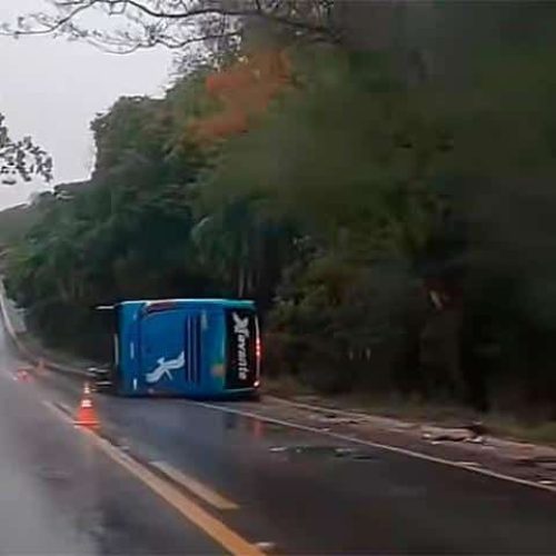 Ônibus que saiu de Mato Grosso tomba em Goiás e três morrem