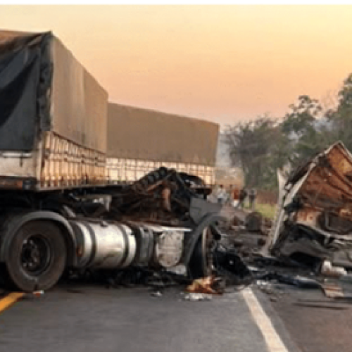 Identificados 3 mortos em acidente com carreta e caminhão em Mato Grosso