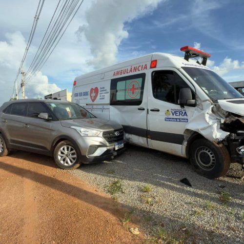 Carro e ambulância colidem em rodovia em Sinop