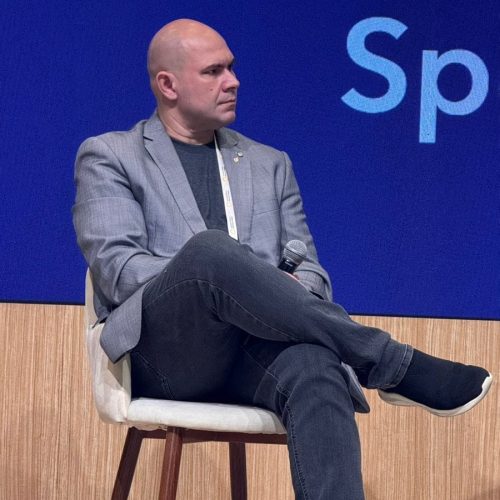 Abilio afirma foco em negócios sem uso político das relações internacionais