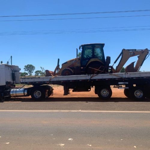 Ação integrada da Polícia Militar de MT e GO recupera retroescavadeira roubada em São Paulo
