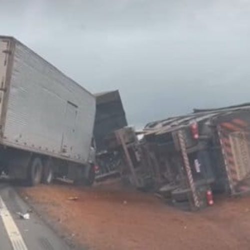 Acidente entre caminhão e carreta deixa uma pessoa morta na rodovia BR-163