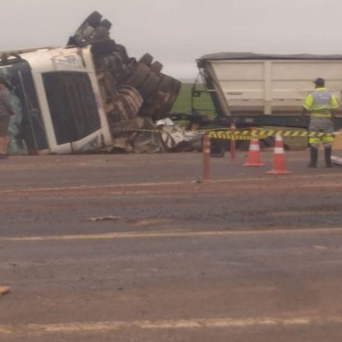 Acidente entre caminhões deixa um motorista morto e outro ferido na rodovia BR-163; veja vídeo