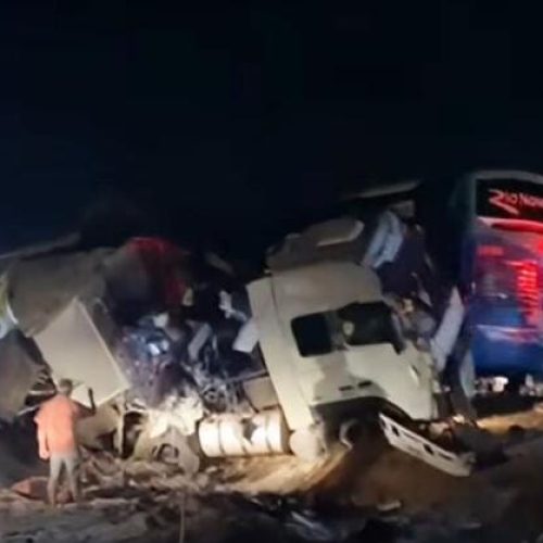 Acidente entre ônibus e carreta deixa 11 mortos e 20 pessoas feridas na rodovia BR-163; veja vídeos