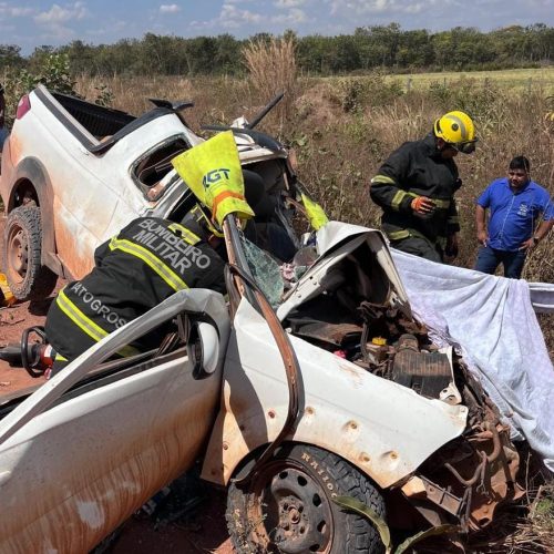 Acidente entre picape e ônibus deixa um homem morto e outro ferido em rodovia estadual