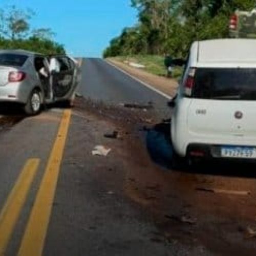 Acidente envolvendo veículos de passeio e caminhão-guincho mata dois adultos e um bebê
