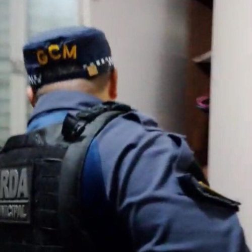 Acusado de agredir filha e companheira é encontrado dentro de guarda-roupa
