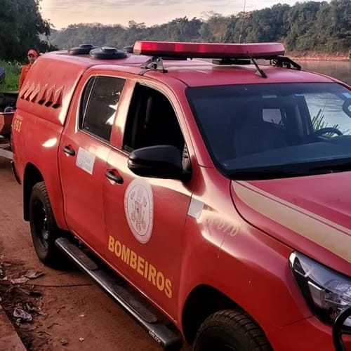 Adolescente de 13 anos desaparece após puxado por correnteza em rio e bombeiros realizam buscas