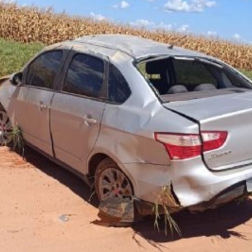 Adolescente de 13 anos pega carro escondido do pai, sofre acidente em estrada e morre