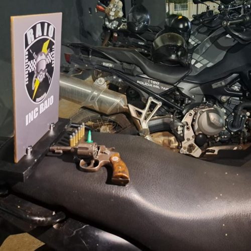 Adolescente é apreendido pela PM com motocicleta, revólver e porção de entorpecente