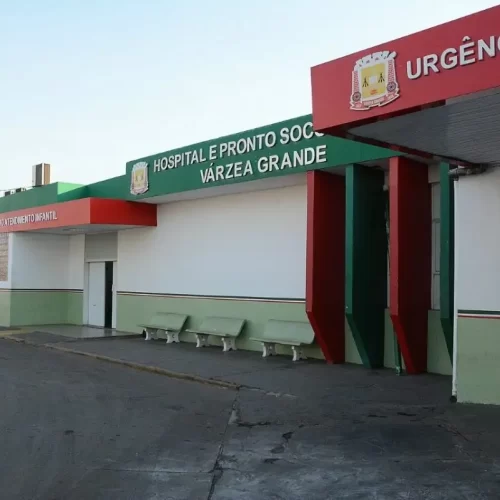 Adolescente é baleado por motociclista em frente a escola em Várzea Grande e encaminhado para o PS