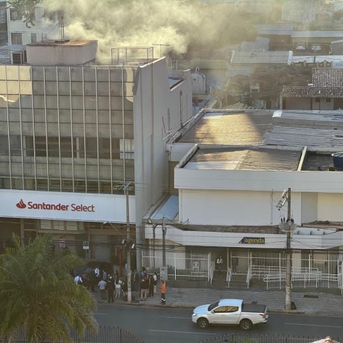 Agência do banco Santander no centro de Cuiabá pega fogo e é evacuada; vídeo